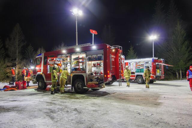 Die Feuerwehr rückte mit schwerem Gerät in Tux an.  | Foto: Kreidl