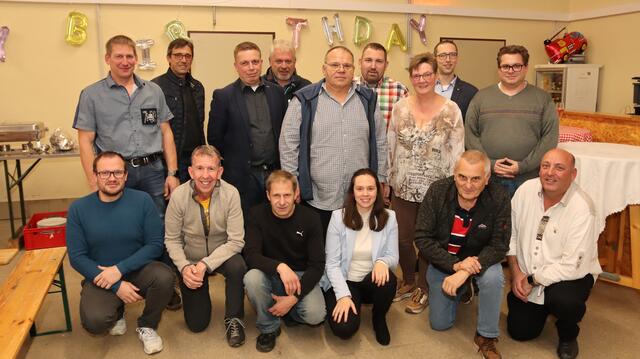 Familie, Freunde, Feuerwehrkamerad:innen und Funktionäre aus Bezirk gratulierten dem Jubilar. | Foto: FF Breitenwaida