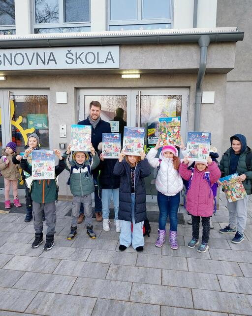 Bürgermeister Christoph Wolf verteilte Adventkalender an alle Kindergarten- und Volksschulkinder sowie deren Pädagoginnen.  | Foto: Gemeinde Hornstein