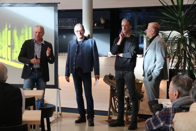 Altbürgermeister Markus Eberle (links) der das Projekt vor knapp 4 Jahren auf die Schiene brachte, präsentiert stolz das neue Gasthaus.