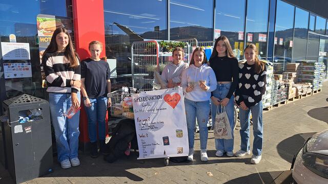 Die Köflacher Gymnasiasten vor dem Spar in Köflach | Foto: Gymnasium Köflach