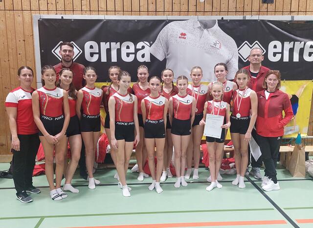 Pina, Hanna, Nora, Eva, Kira, Ilvy, Anna, Kristina, Colleen, Alina, Lila, Giulia und Melina mit den Betreuerinnen Helga Lehner und Krisztina Kötelesz und den Betreuern Andreas Leitgeb und Miklos Panczel. | Foto: ASKÖ Kunstturnen Mattersburg