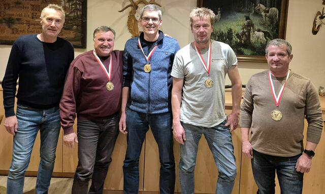 Bezirks-Sportreferent Thomas Richter (l.) mit der Siegermannschaft Raab 1.