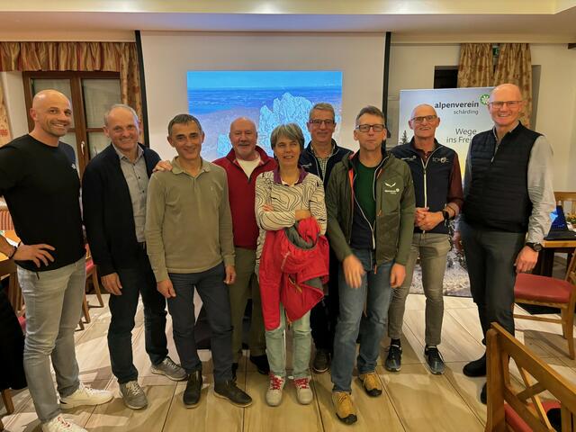 Die Tourenführer stehen schon in den „Starthäusern“ für die kommende Schi- und Bergsaison. Josef „Pepi“ Reidinger, Norbert Prey, Steve Rossa, 1. Vorstand Siegi Prey, Eva Rausch-Schott, 2. Vorstand Rudi Wagner, Franz Hamedinger, Franz Haslehner und Jürgen Wölfeder (v. r.). | Foto: Gruber