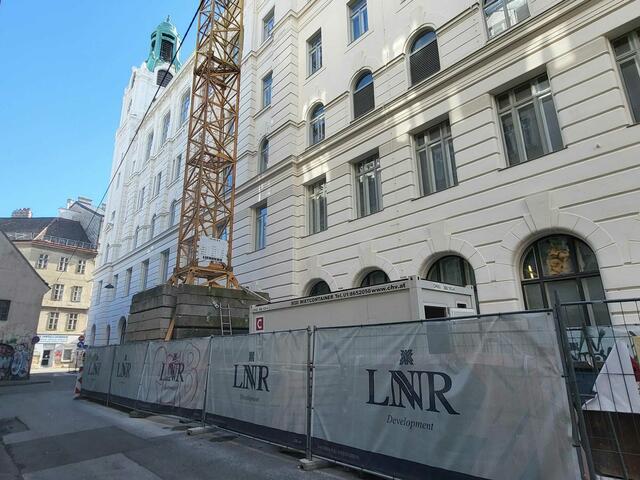 In der Zollergasse 31 wird laut Anrainern noch immer gebaut.  | Foto: stam/MeinBezirk