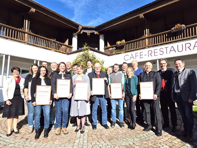 Ausgezeichnete aus dem Bezirk Kitzbühel mit Ehrengästen. | Foto: LAK Tirol