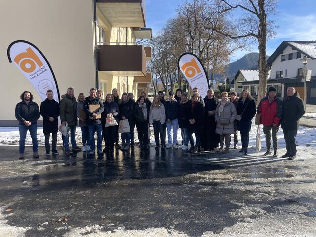 Bei strahlendem Sonnenschein durften die künftigen Mieterinnen und Mieter am Montag die Schlüssel zu ihren neuen Wohnungen in der Hauptstraße in Mautern entgegennehmen. | Foto: Rottenmanner