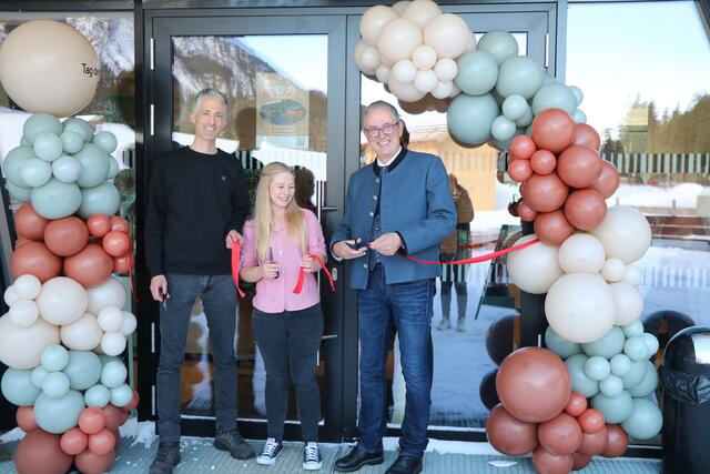 Architekt Mario Gasser (links), Pächterin Martina Ernst (mitte) und Bürgermeister Harald Kleiner (rechts) eröffneten den Tag der offenen Tür im Gasthaus Vilsalpsee