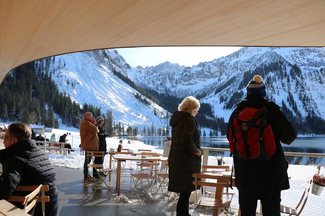 Der traumhafte Ausblick von der Gastterrasse direkt auf den See