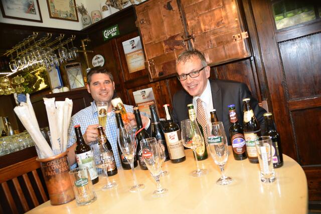 Was für ein Anblick: Eine Auswahl der Top-Biere im "Goldenen Löwen". Andreas Frey und August Teufl gefällt's sichtlich.