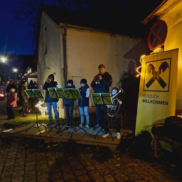 Weihnachtliche Musik gehört zu einem Adventmarkt natürlich ebenso dazu. | Foto: Renate Knorr