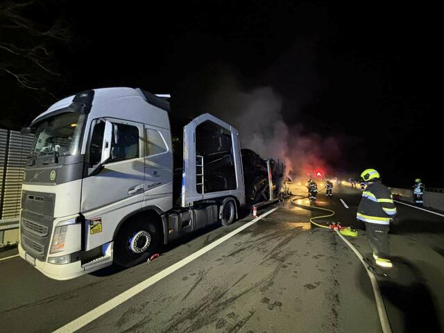 Dem Lenker gelang es jedoch noch, den Lkw aus dem Tunnel zu lenken, am Pannenstreifen abzustellen und sich selbst in Sicherheit zu bringen. | Foto: FF Deutschfeistritz