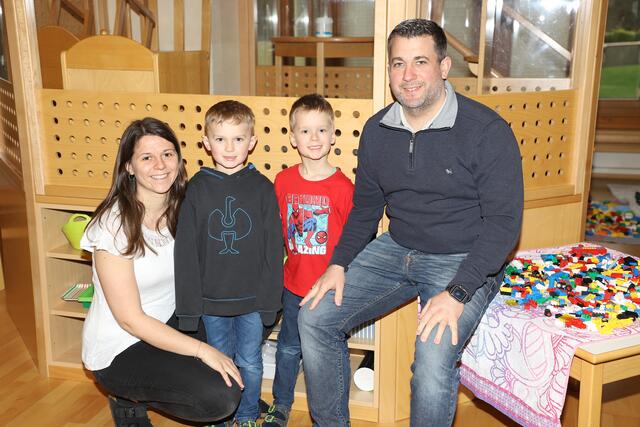 Bürgermeister Alexander Gary besucht den Kindergarten. | Foto: Gemeinde Schönkirchen