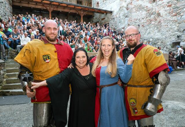 Christoph (Alpenkrieger) , Burgherrin Misha Hollaus , Martina Nindl (Organisation) , Dominic (Alpenkrieger).