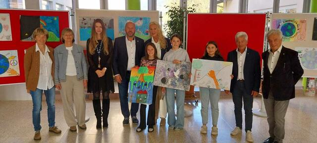 Die Erstplatzierten des Wettbewerbs mit den Verantwortlichen der MS Matrei und des Lions-Clubs. | Foto: privat