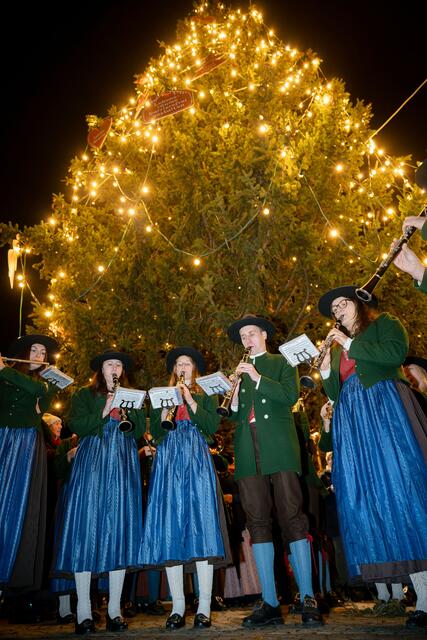 Die Trachtenkapelle aus dem Katschtal vor dem hellerleuchteten Christbaum vor dem Schloss Mirabell. | Foto: Stadt:Salzburg - Alexander Killer