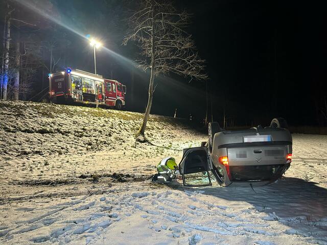 Am Montagabend kam es in Mariastein zu einem Fahrzeugabsturz.  | Foto: ZOOM.Tirol