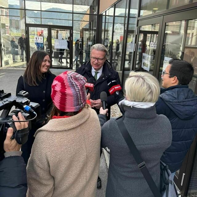 Großer Medienandrang bei der Stimmabgabe von LH Christopher Drexler | Foto: Facebook/Drexler