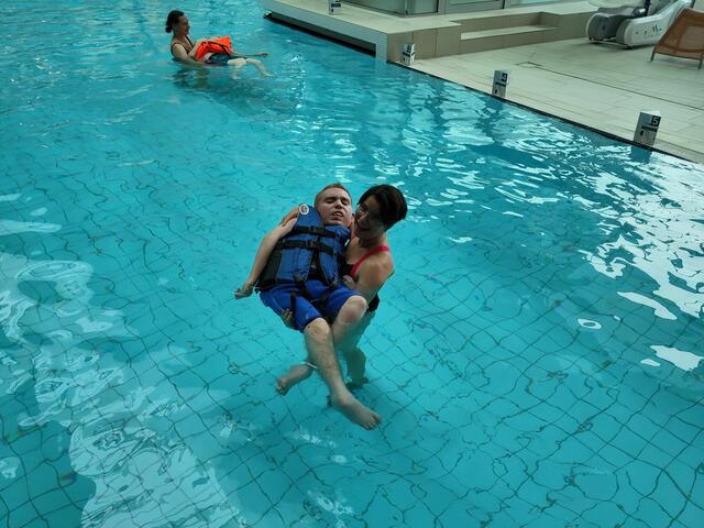 Bewohner Andre stellt sich mit Physiotherapeutin Paula Friedl dem Erlebnis Wasser. | Foto: PFZ Perchtoldsdorf