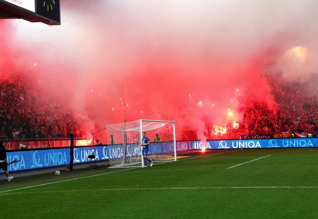 Beim Grazer Derby wurde in Sachen Pyrotechnik (nicht) lange gefackelt. Doch auch im Vorfeld kam es schon zu Attacken - so wurden etwa mehrere Überwachungskameras mutwillig beschädigt. | Foto: GEPA