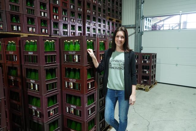 Chefin Petra Zweimüller im hauseigenen Lager für Most und Obstsäfte. | Foto: Emanuel Hasenauer