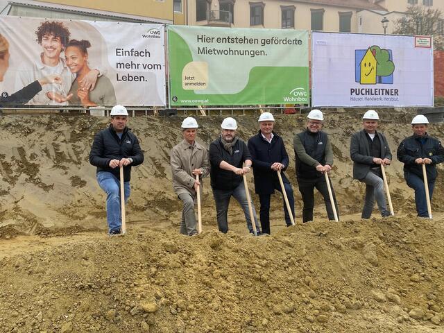 Matthias Wacker (ÖWG), Baumeister Karl Puchleitner, Heinz Zischka (ÖWG), Bürgermeister Manfred Reisenhofer, Carl Puchner (ÖWG), Bauleiter Franz Platzer und Polier Hannes Krois (v.l.) beim Spatenstich in Riegersburg | Foto: ÖWG Wohnbau