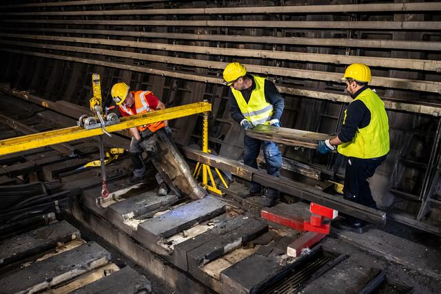 In mühevoller Arbeit müssen die Mitarbeiter die betroffene Strecke reparieren. | Foto: Wiener Linien / Julia Allerding 