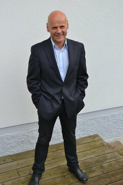 Jörg-Martin Willnauer liest, singt und tanzt in Dobl.