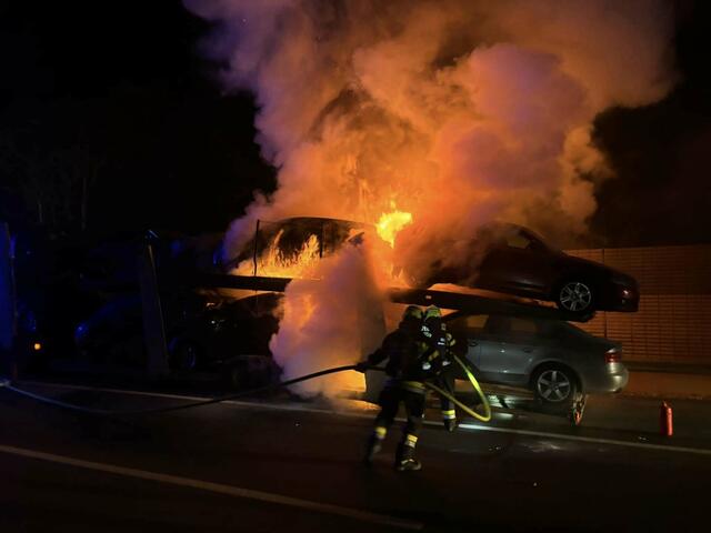 Der Lkw mit den Gebrauchtfahrzeugen stand schon in Brand. Der Unfall ereignete sich auf der A9, Knoten Deutschfeistritz, beim Schartnerkogeltunnel. | Foto: FF Deutschfeistritz