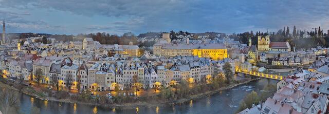 Mit den ersten Schneeflocken wirkt die Altstadt von Steyr wie die Kulisse eines Wintermärchens – Panoramafoto vom 21. November 2024.
  | Foto: Magistrat Steyr-Presse