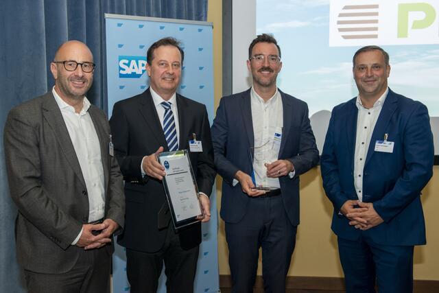 Andreas Schierle, Geschäftsführer der Pfeifer Holz Schlitz GmbH &amp; Co KG, Stefan Hammerl, Head of Group IT, nahmen den SAP Quality Award 2024 stellvertretend entgegen. SAP Sales Director Robert Hausegger (l.) und Jochen Stecker, CFO Central Eastern Europe (r.), gratulierten. | Foto: SAP Österreich/Curt Themessl