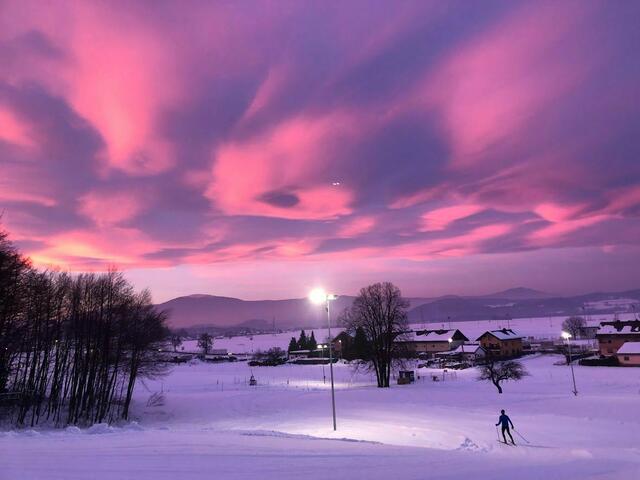 Im Langlaufleistungszentrum ist die Sicht dank dem modernen Flutlicht auch abends perfekt. | Foto: Privat