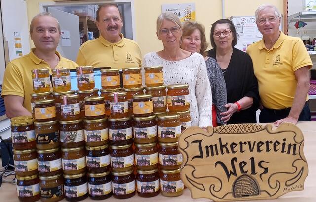 Honig für den guten Zweck: Im SOMA-Markt mit der Leiterin Sabine Maleschitz und Mitarbeiterinnnen sowie Wolfgang Burgstaller, Reinhard Habermayer und Peter Kletzmayr vom Imkerverein.

 | Foto: Welser Imker