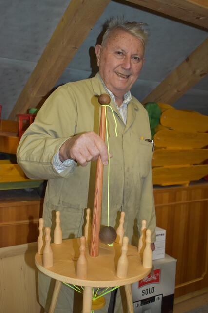 Ein Tischkegelset kann so manchen Winterabend unterhaltsam machen.  | Foto: Karin Bayr