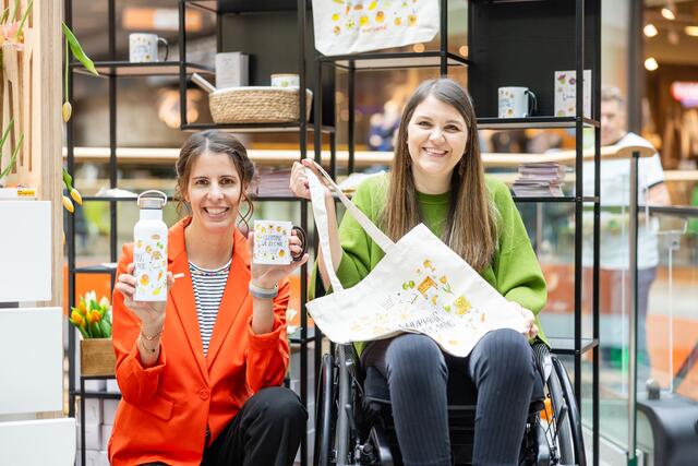 Ein Stück Tirol und zauberhafte Produkte, die Lebensfreude vermitteln: Mariandl-Center-Managerin Marie-Theres Skribanowitz (li.) heißt Rollin'Art-Gründerin Tina Hötzendorfer, herzlich willkommen

 | Foto: MARIANDL/Robert FRITZ