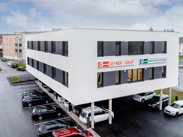  Leyrer+Graf führt Bauunternehmen und Holzbau-Abteilung am neuen Standort in Marchtrenk in einem modernen Bürogebäude zusammen. | Foto:  Leyrer+Graf /Benjamin Wald