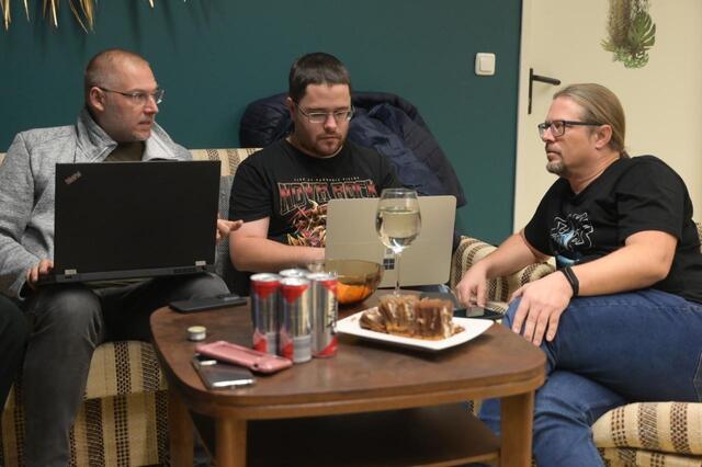 Wieder am Rechner: Der OKV bildet die Plattform für die Neuauflage des Welser Computerclubs. Interessierte können sich hier fachmännisch austauschen oder Neues lernen.