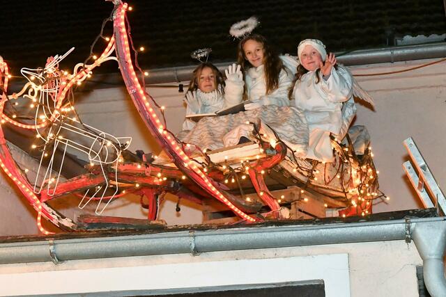 Ob es heuer wieder drei Christkinder auf dem Schlitten gibt, wurde nicht verraten… | Foto: Spitzauer/MeinBezirk