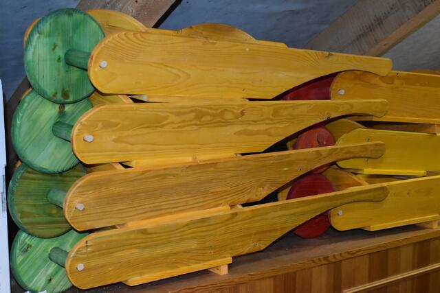 Schubkarren für Kinder, handgemacht von Oskar Steininger.  | Foto: Karin Bayr