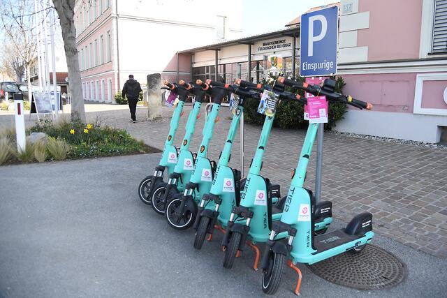 Auch vor dem Gemeindeamt stehen die E-Scooter bereit. | Foto: Gemeinde Feldkirchen