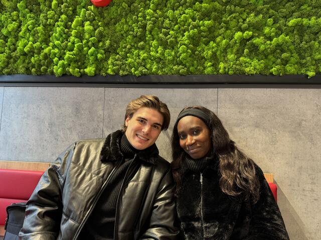 Julius Krauß und Donnet A. Fenny besuchten den neuen KFC zur Eröffnung.