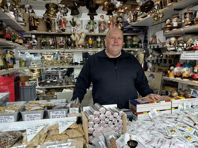 Michael Lerchl betreibt den Weihrauch-Stand am Salzburger Christkindlmarkt in dritter Generation und das nun schon seit 25 Jahren. Marktfahrer ist er bereits seit 37 Jahren und hebt vor allem das Miteinander mit den verschiedensten Menschen hervor. | Foto: Schrofner