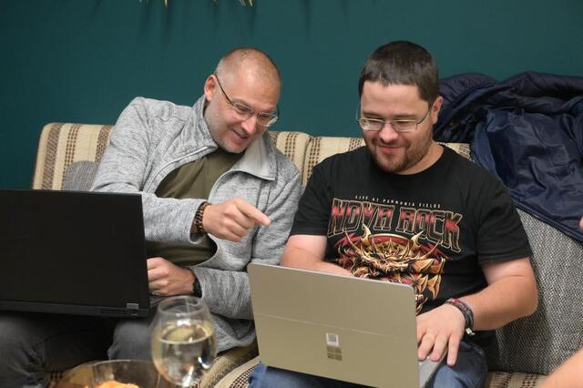 Wieder am Rechner: Der OKV bildet die Plattform für die Neuauflage des Welser Computerclubs. Interessierte können sich hier fachmännisch austauschen oder Neues lernen.