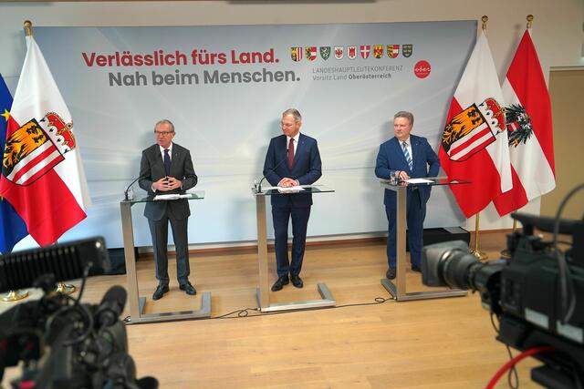 Pressekonferenz mit li nach re: LH Wilfried Haslauer (ÖVP Sbg.), LH Mag. Thomas Stelzer (ÖVP OÖ) und Bgm. Michael Ludwig (SPÖ Wien) 