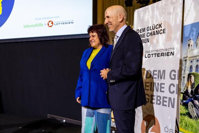 Wirtschaftsminister Martin Kocher fand die upgecycelte Hose von Anna Pollack für die EWWR2024/Revive Couture spitze | Foto: © Österreichische Lotterien / Achim Bieniek