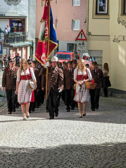 Der Festzug marschierte vom Saalfeldner Rathausplatz durch den Ort bis zum Festgelände. | Foto: Sarah Braun