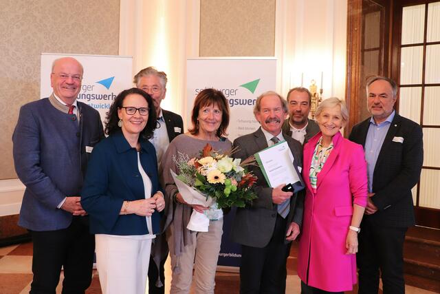 Christian Struber (Vorstandsvorsitzender), Daniela Gutschi (Präsidentin), Josef Sampl (Ehrenmitglied), Theresia Schmiderer (Ehefrau von Rudolf Schmiderer), Rudolf Schmiderer (Bildungswerkleiter von St. Martin), Michael Lackner (Bürgermeister von St. Martin), Sonja Ottenbacher (Bezirksleiterin Pinzgau) und Richard Breschar (Direktor). | Foto: SBW - Marlene Klotz