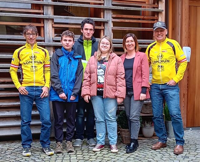 Michi Kurz, Kilian, Robert, Emma, Standortleiterin Iris und Radlwolf Wolfgang Dabernig (von links) | Foto: Radlwolf