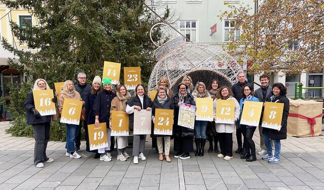 Die Initiatorinnen Stadträtin Erika Buchinger und Innenstadt-Unternehmerin Anneliese Blümel (Mitte) mit einigen der teilnehmenden Unternehmerinnen und Unternehmern des Adventkalenders. | Foto: Iwanschitz