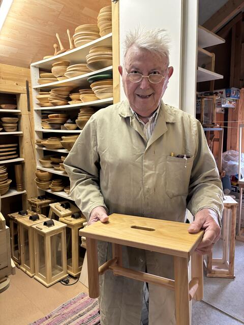 Vom Stockerl bis zur Schüssel, von der Laterne bis zum Eisstock: Drechseln ist das Hobby von Oskar Steininger.  | Foto: Karin Bayr